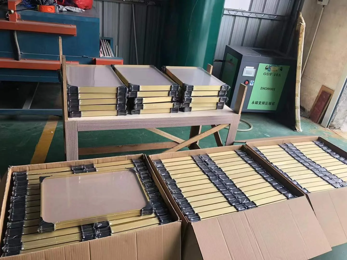 DAMAX framed units with black corner protection arranged for batch packing